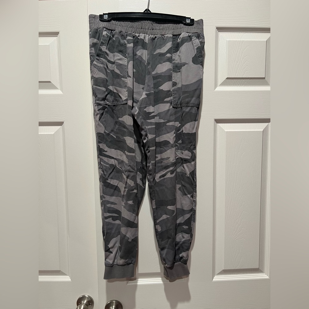 Women’s Splendid faded camo joggers. Size medium.